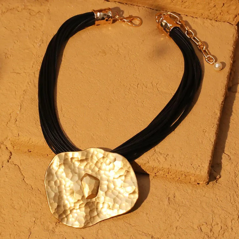 Colar Boho Statement Cordão Preto Pingente Martelado Dourado | By Mireva