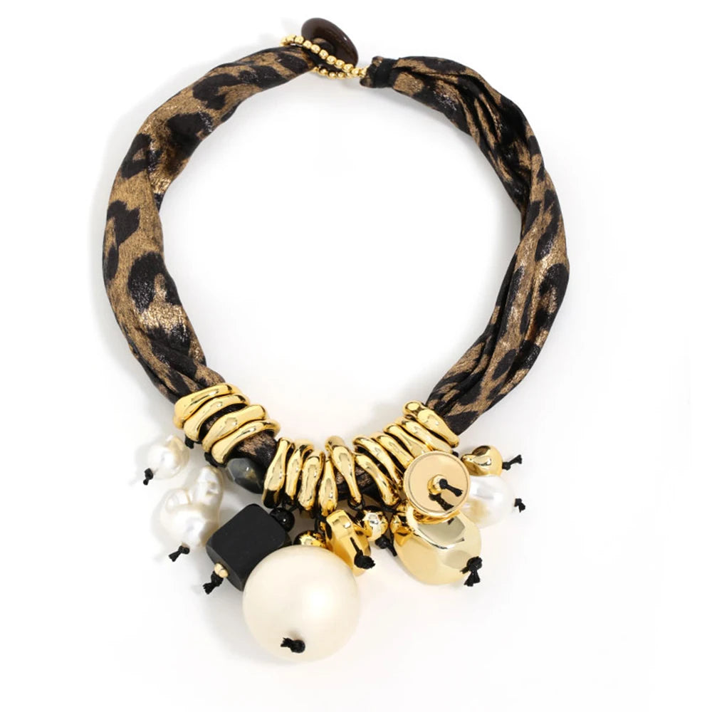 Colar com Contas Grandes e Marcantes