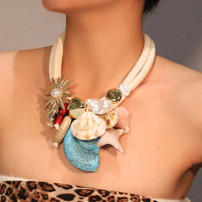 Colar Boho com Conchas e Flor Brilhante
