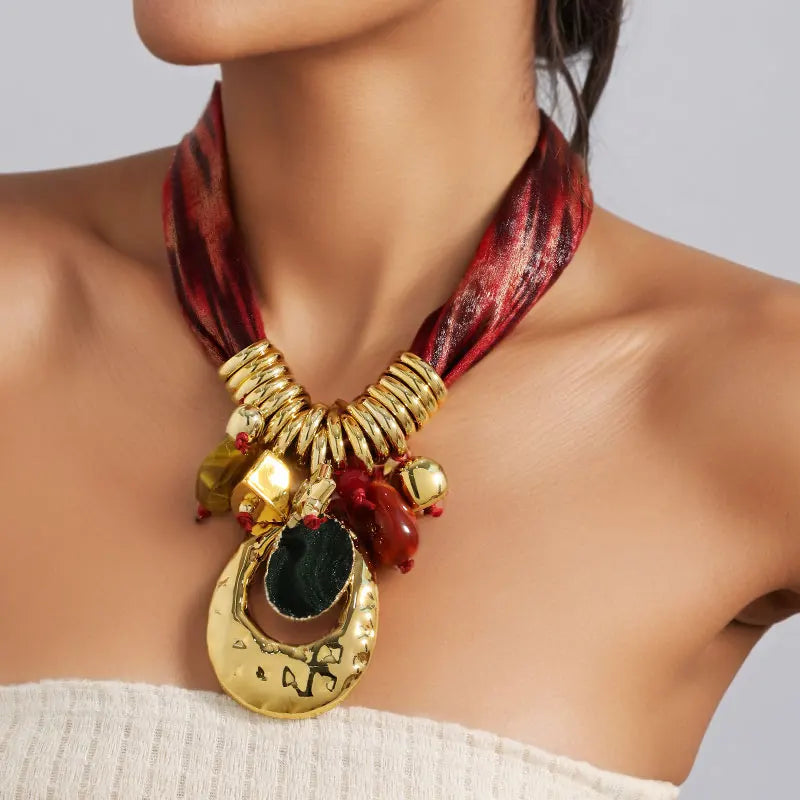 Colar Statement Laço Vermelho & Pingente Dourado | By Mireva