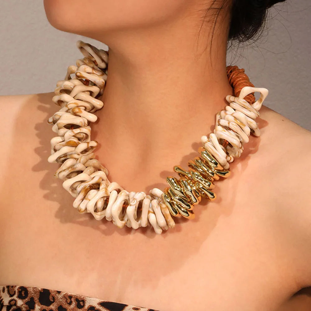 Colar Statement Conchas Marfim & Dourado | By Mireva