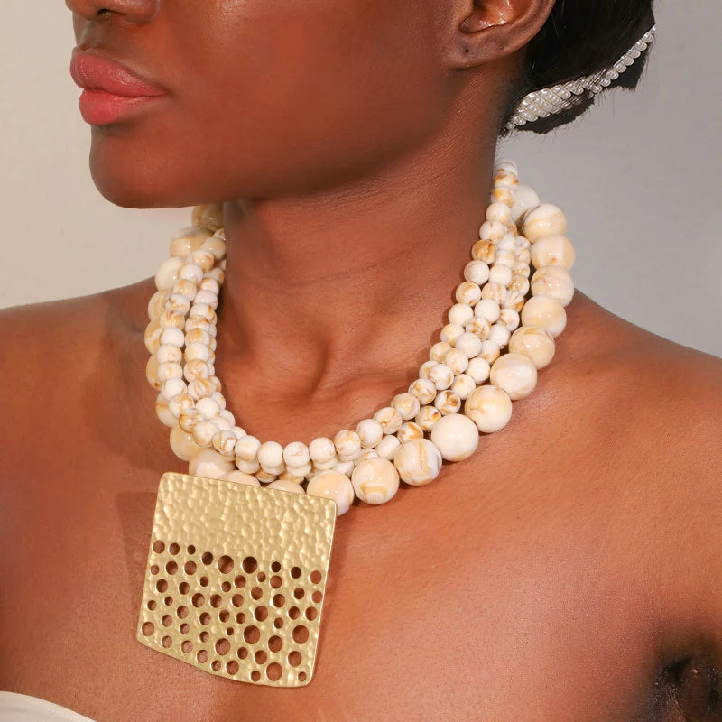Colar Statement Pérolas Creme & Placa Dourada | By Mireva