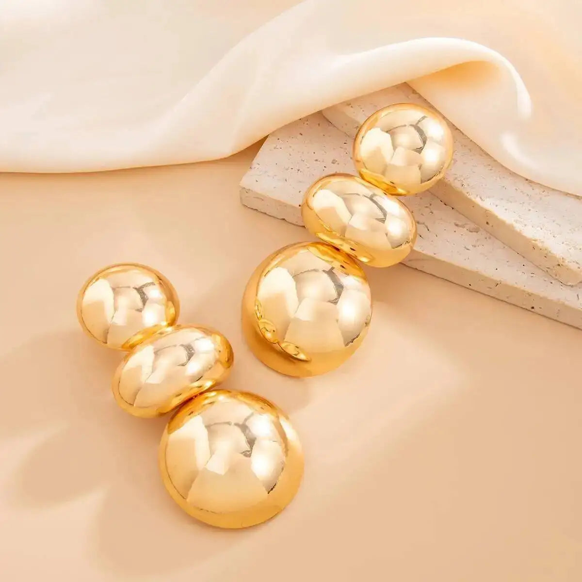 Brinco Esferas Douradas Maxi | By Mireva