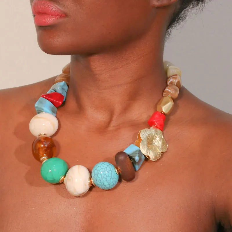 Colar Boho com Contas Coloridas Feito à Mão