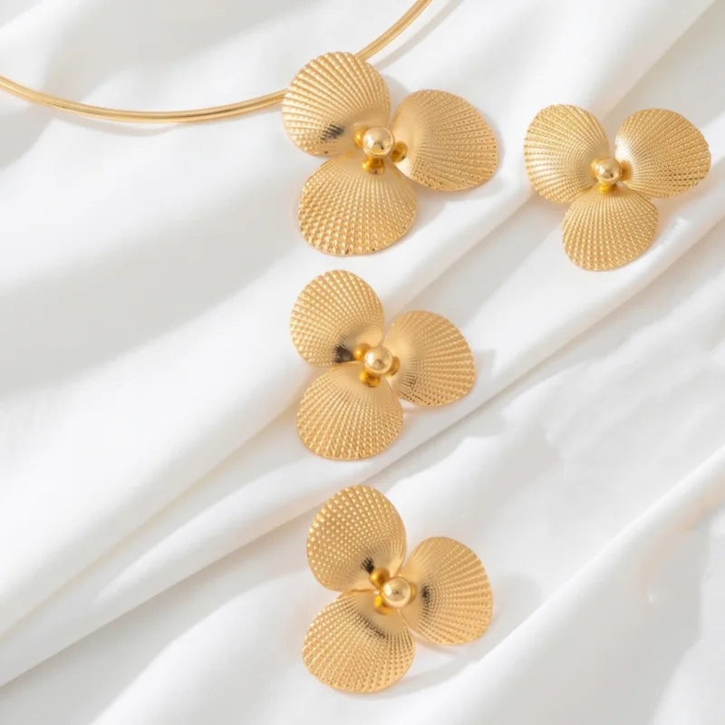 Conjunto de Joias Dourado Floral de Três Pétalas