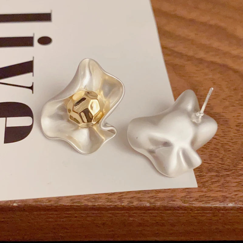 Brinco Flor Metálica Pérola Dourada | By Mireva