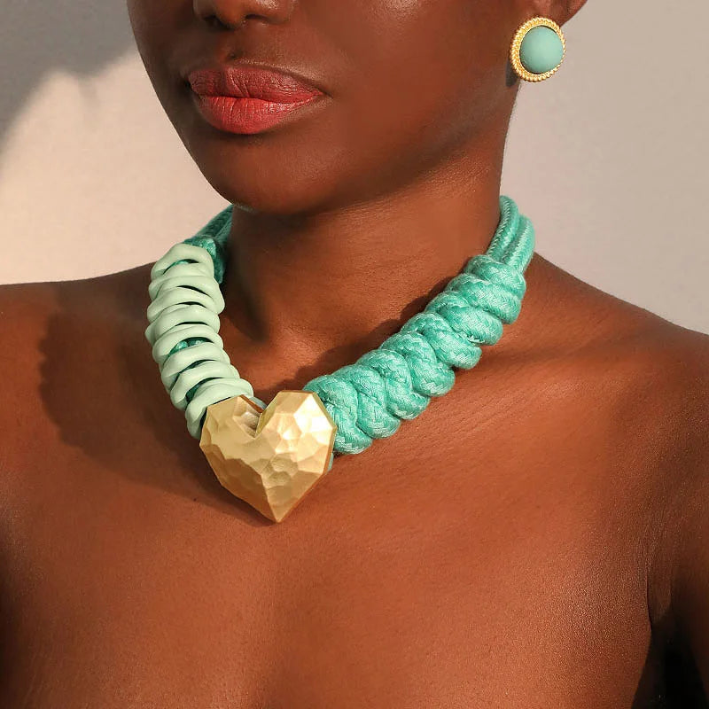 Colar de Cordas e Contas com Pingente de Coração