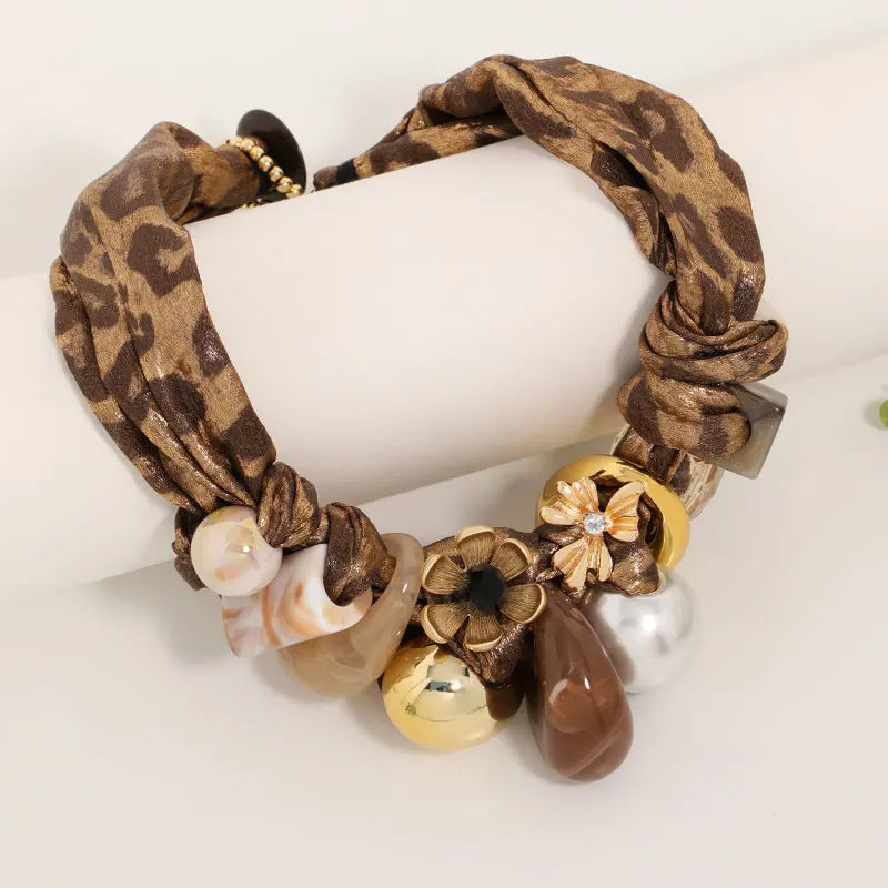 Colar com Lenço de Seda Estilo Retrô