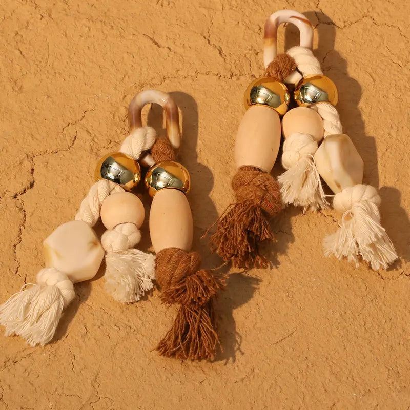 Brinco Longo Statement Boho — Miçangas Douradas, Madeira & Cordão, Artesanal e Leve