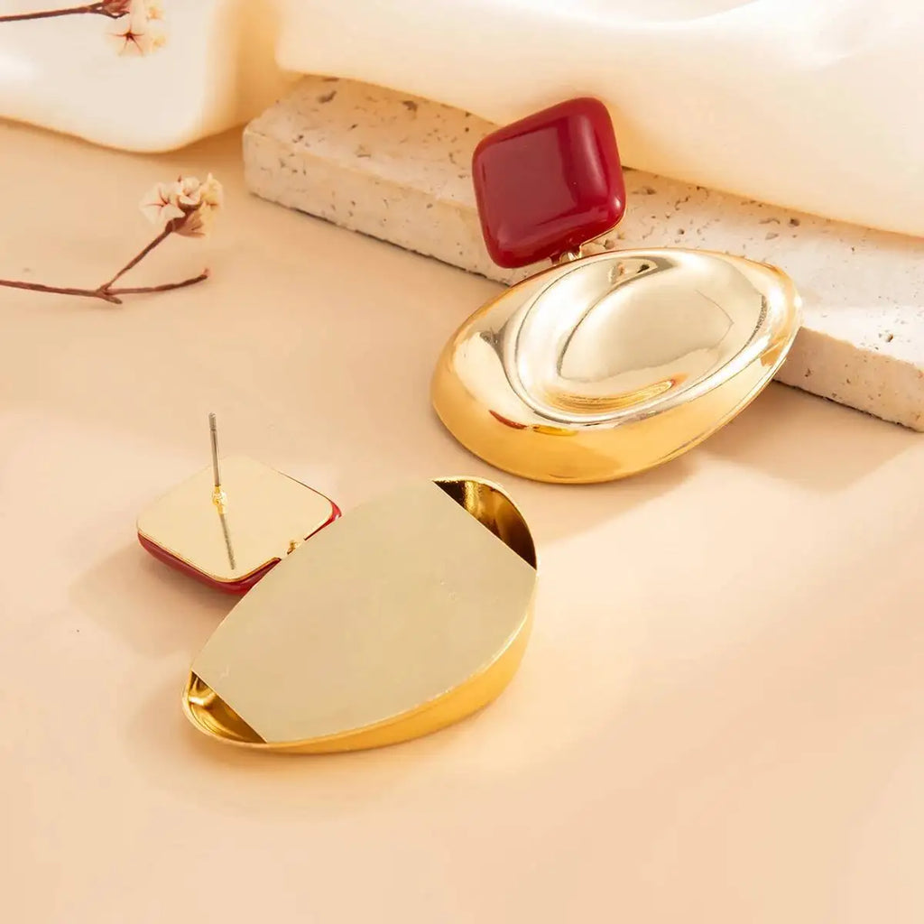 Brinco Dourado com Resina Vermelha e Design Orgânico
