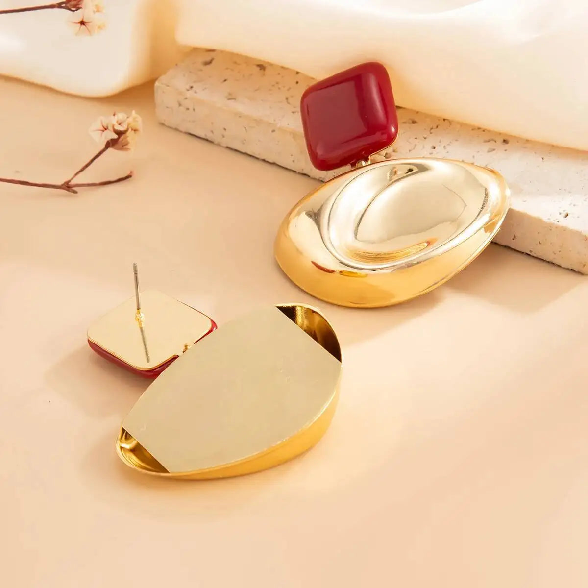 Brinco Dourado com Resina Vermelha e Design Orgânico
