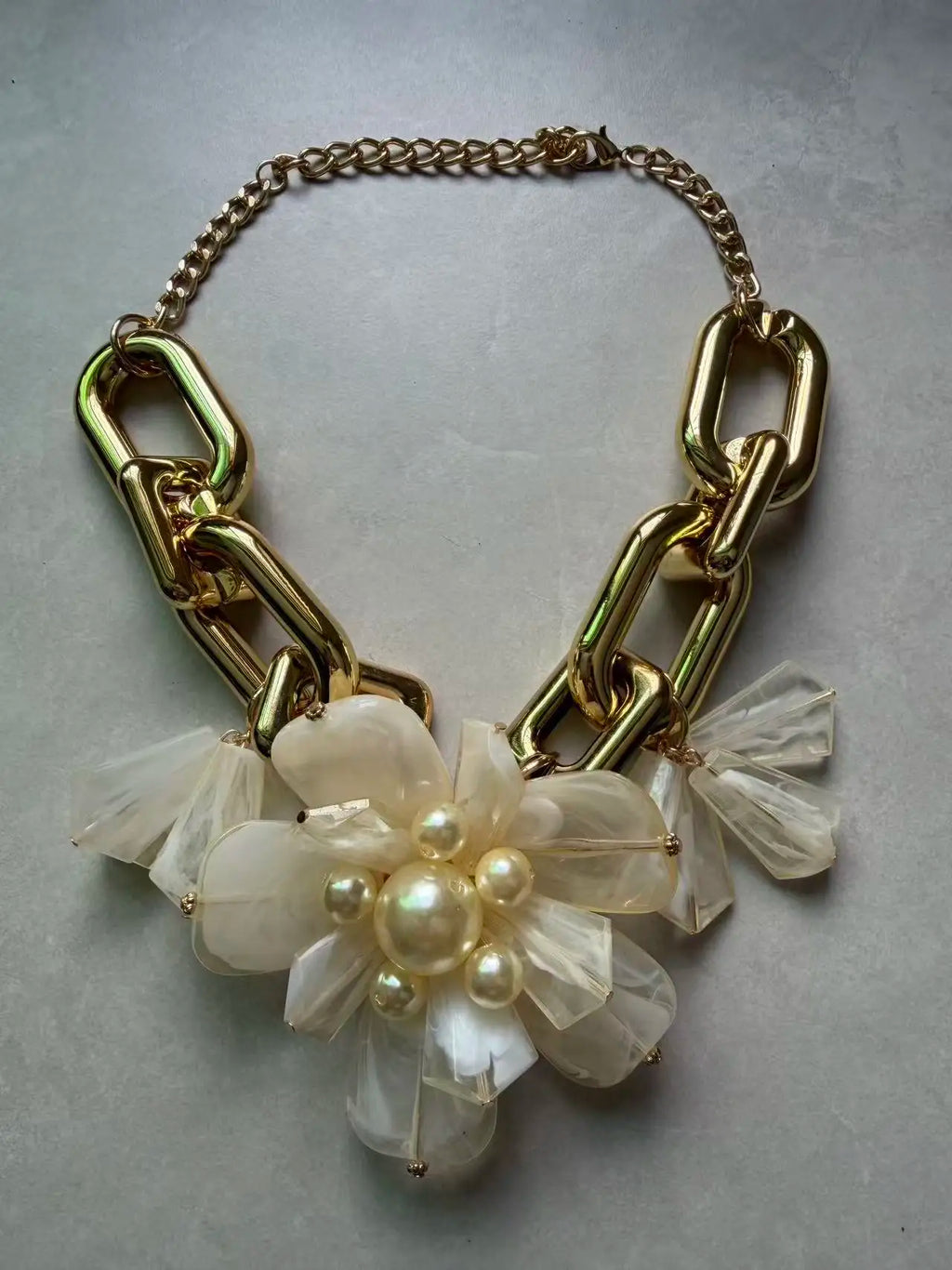 Colar Maxi Dourado com Flores em Acrílico Coral e Pérolas