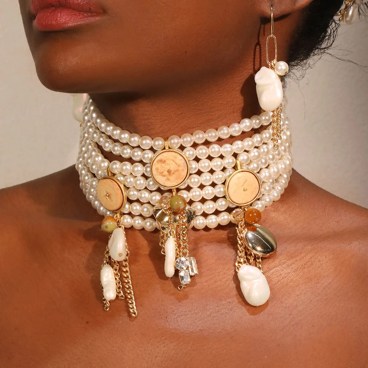 Choker de Pérolas Vintage com Pingentes Dourados + Brincos