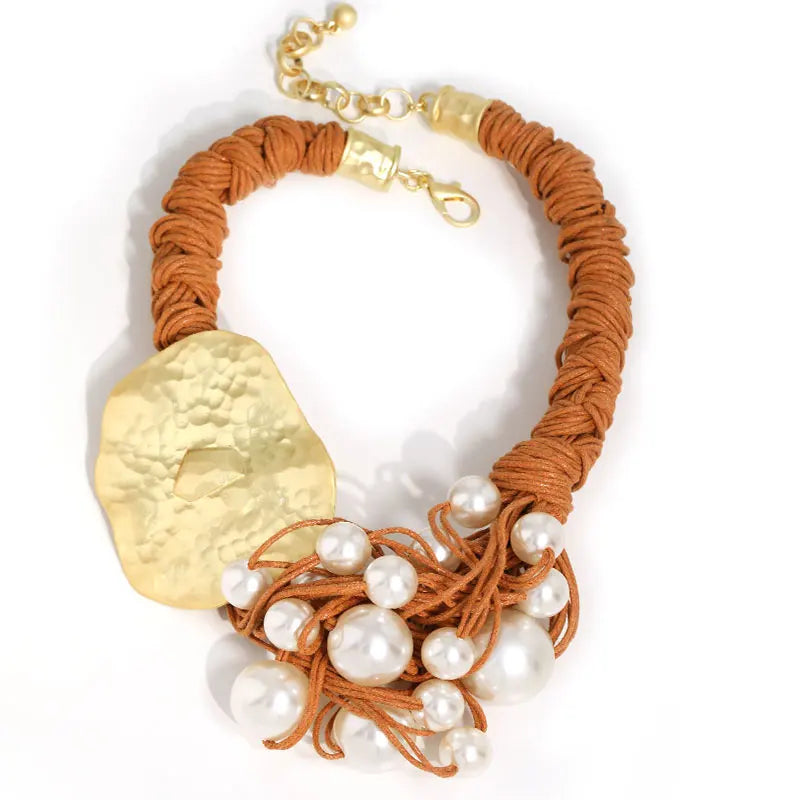 Colar Maxi Dourado com Pérolas e Detalhe Artesanal