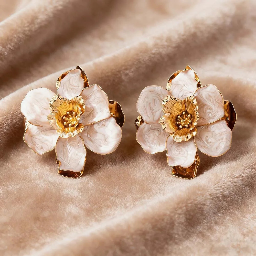 Brinco Maxi Flor Branco com Detalhes Dourados