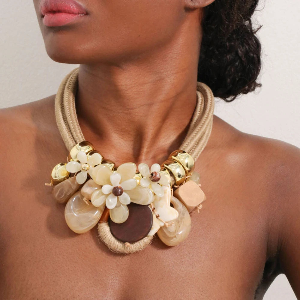 Colar Statement Flores & Borboleta Tons de Café | By Mireva