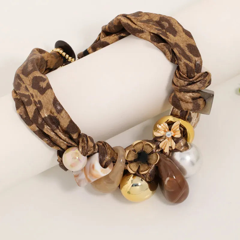 Colar com Lenço de Seda Estilo Retrô