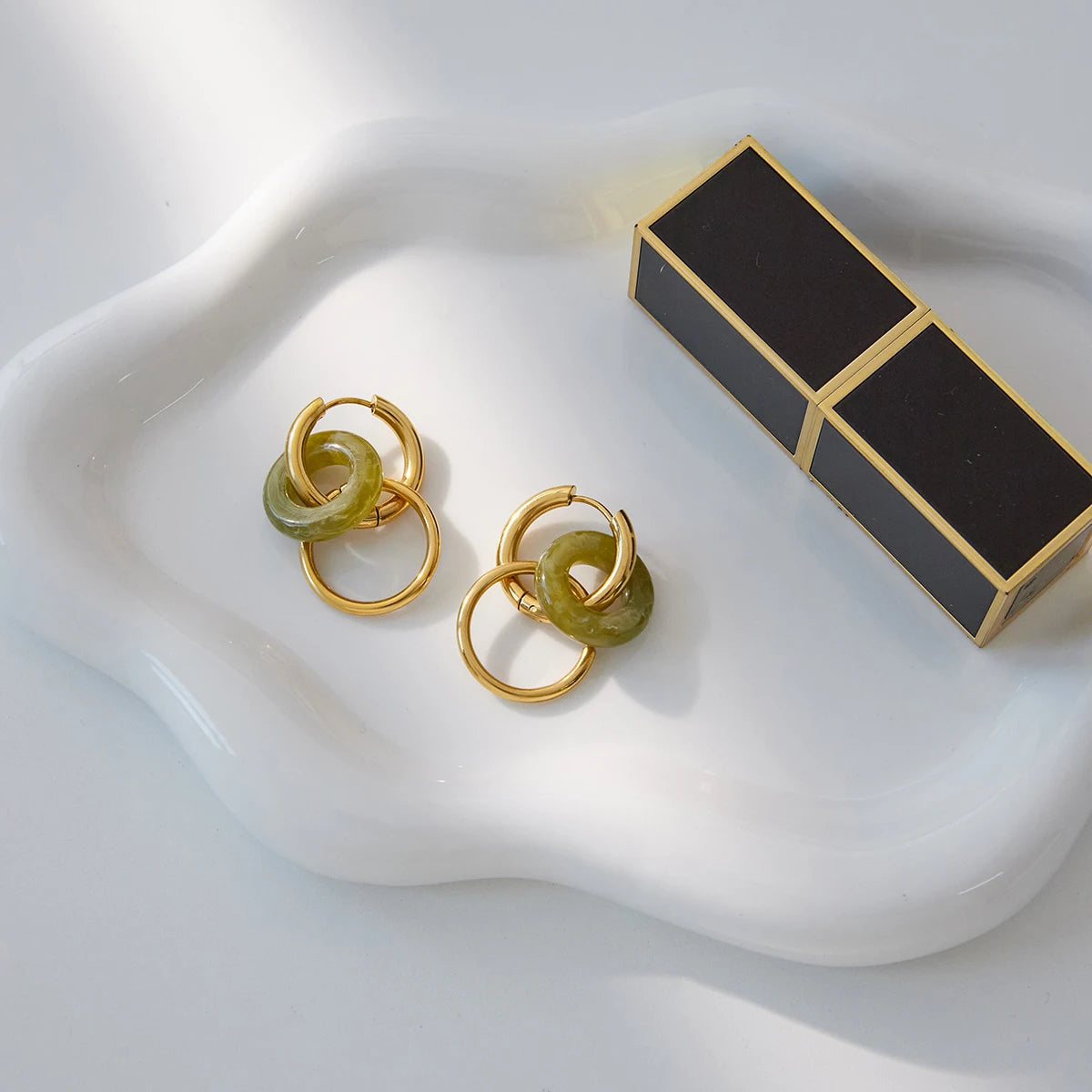 Brinco Argola Dourada & Aro Verde Minimal | By Mireva