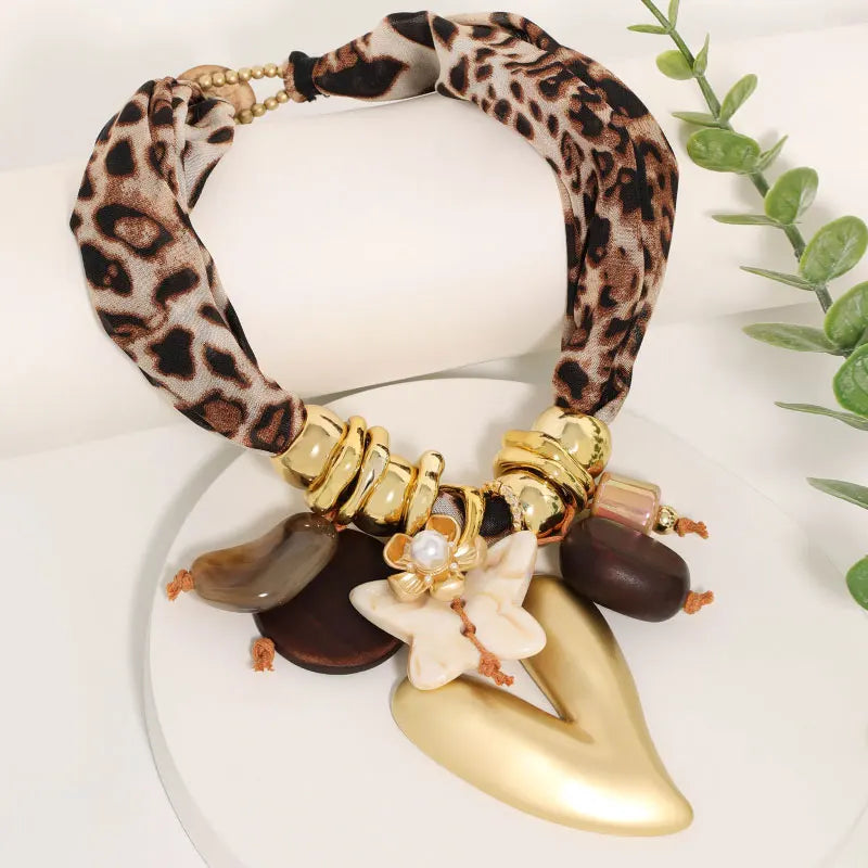 Colar com Pingente de Coração e Estampa de Leopardo