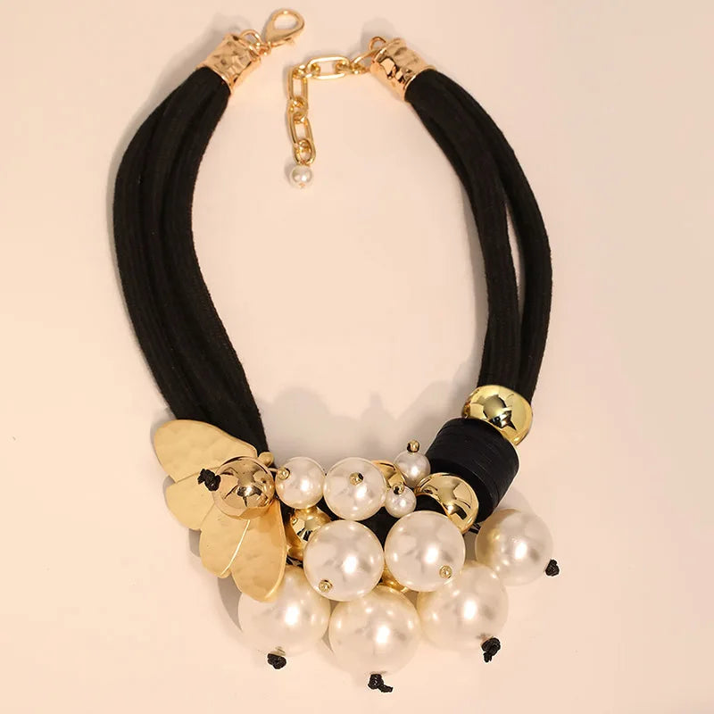 Colar Belle Doré – Pérolas e Detalhes Dourados com Design Floral | By Mireva