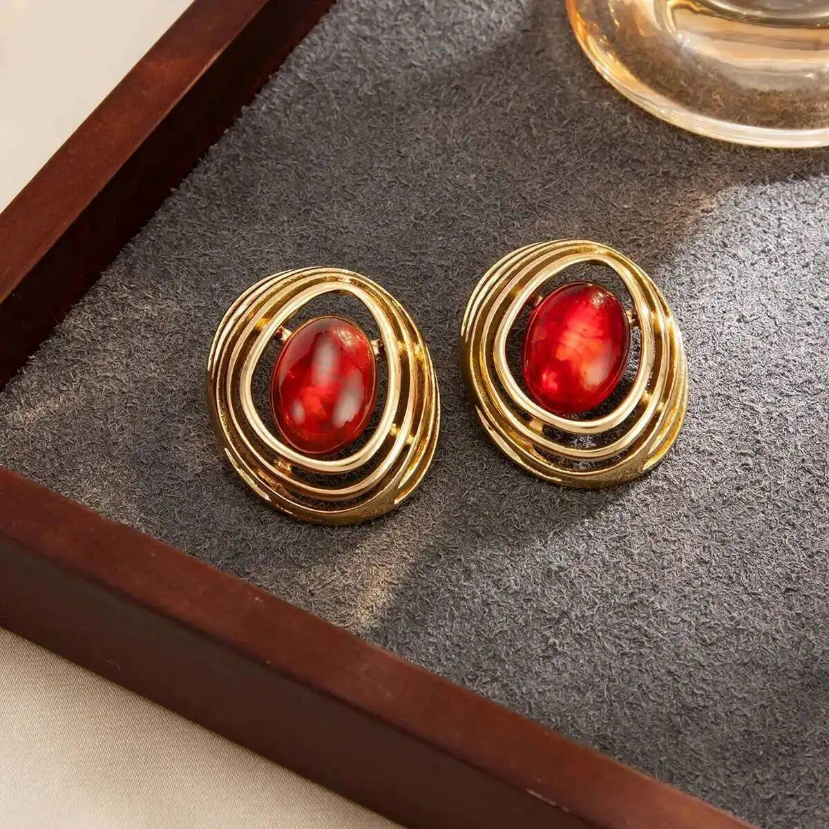 Brinco Stud Dourado com Pedra Verde e Design Orgânico