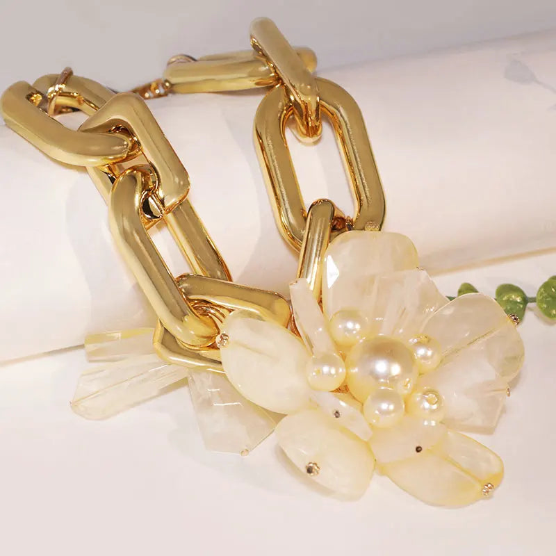 Colar Maxi Dourado com Flores em Acrílico Coral e Pérolas