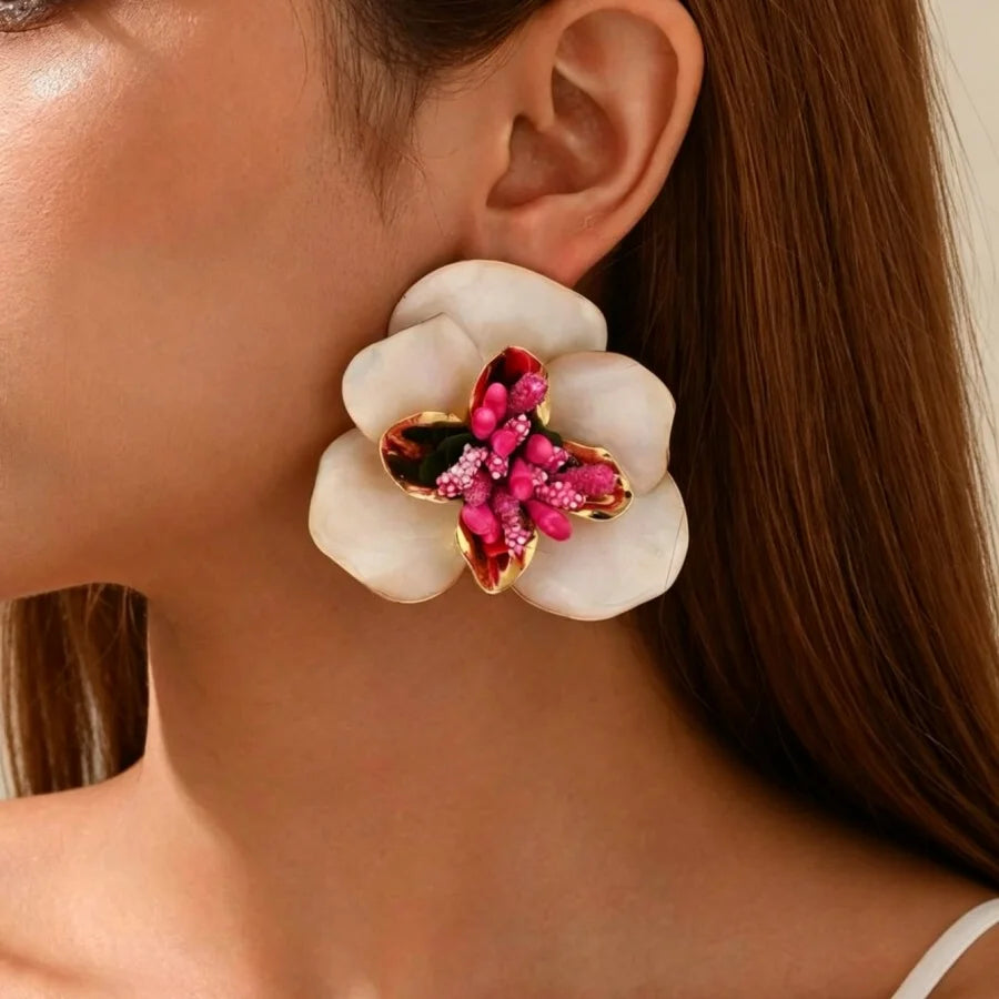 Brinco Maxi Flor Perolada com Detalhes Rosa