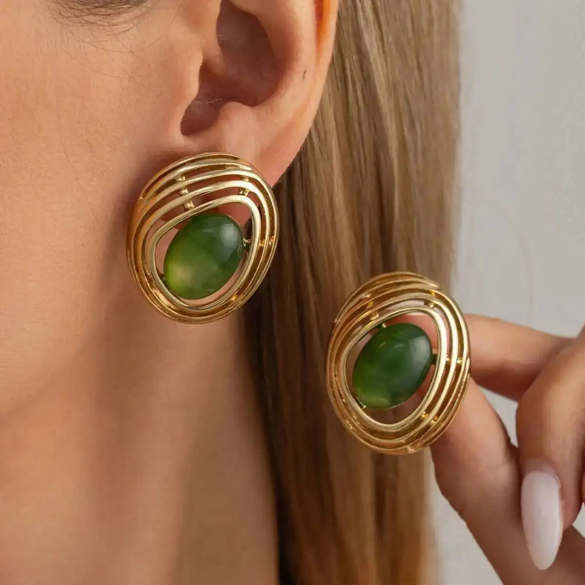 Brinco Stud Dourado com Pedra Verde e Design Orgânico