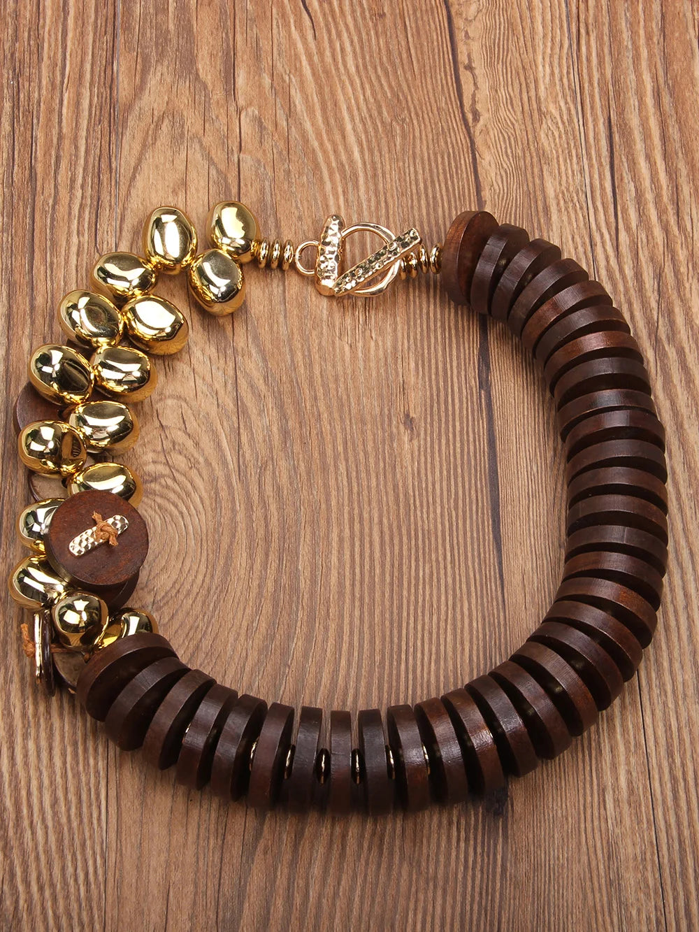 Colar Boho Rolinhos & Detalhes Dourados Statement | By Mireva