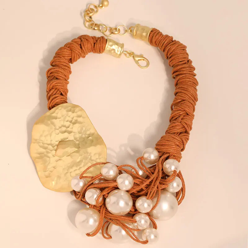 Colar Maxi Dourado com Pérolas e Detalhe Artesanal