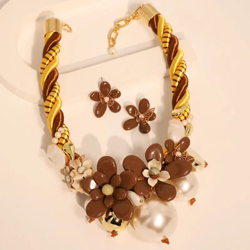 Colar Boho com Design de Flores e Pérolas