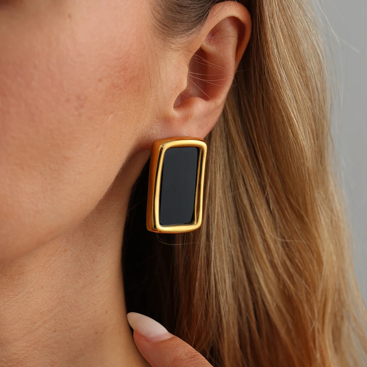 Brinco Dourado Retangular com Detalhe Preto