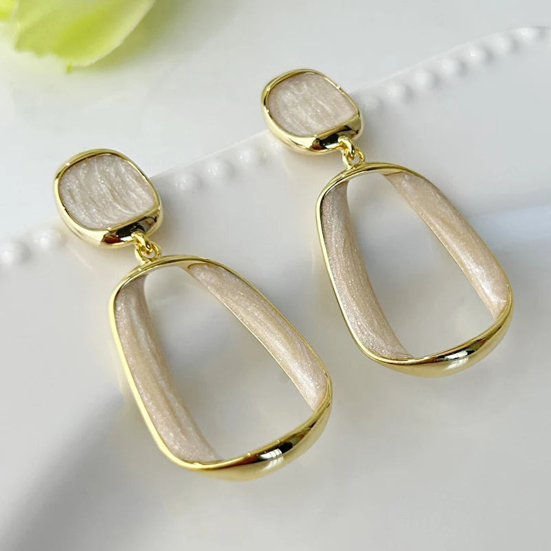 Brinco Geométrico Vazado Branco & Vinho | By Mireva