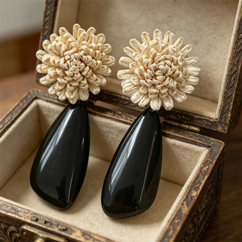 Brinco Vintage Francês com Flor Artesanal e Gota Preta