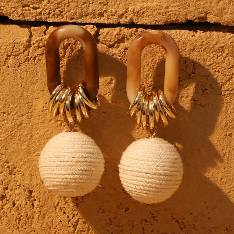 Brincos Longos em Formato de Bola Feitos à Mão