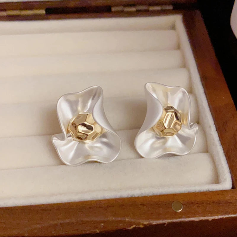 Brinco Flor Metálica Pérola Dourada | By Mireva