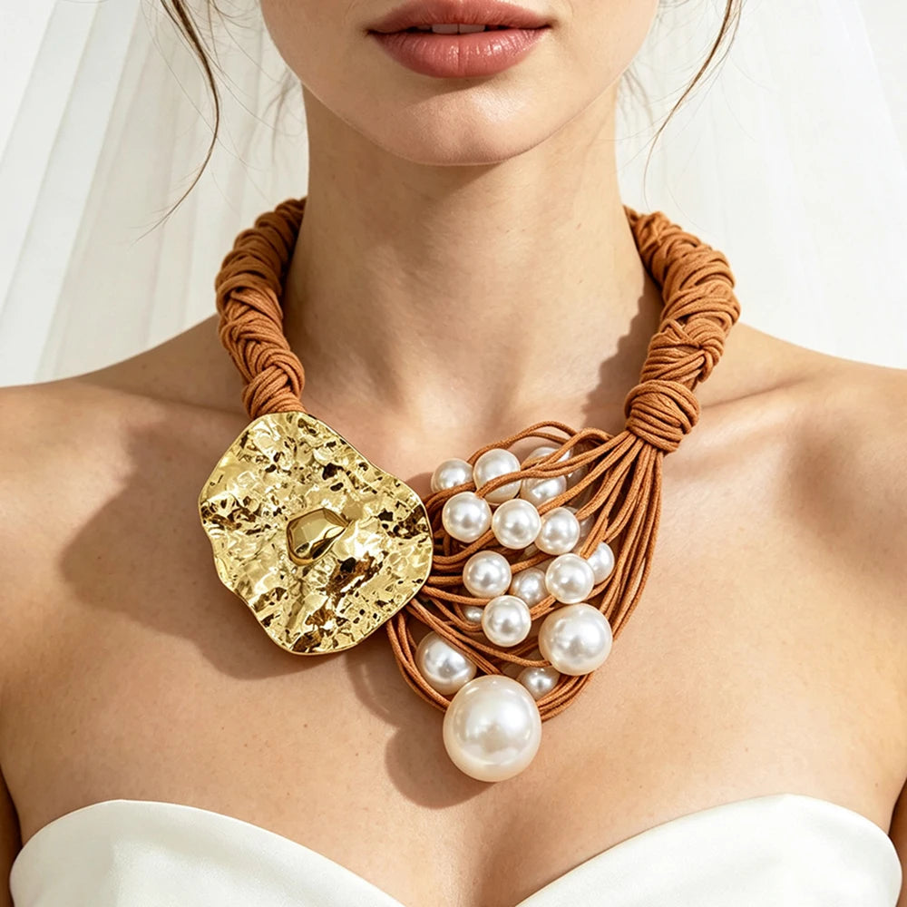 Colar Maxi Dourado com Pérolas e Detalhe Artesanal