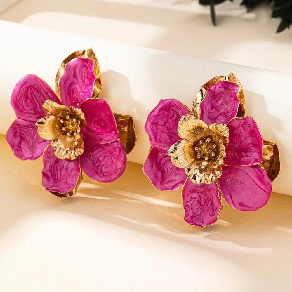Brinco Maxi Flor Branco com Detalhes Dourados