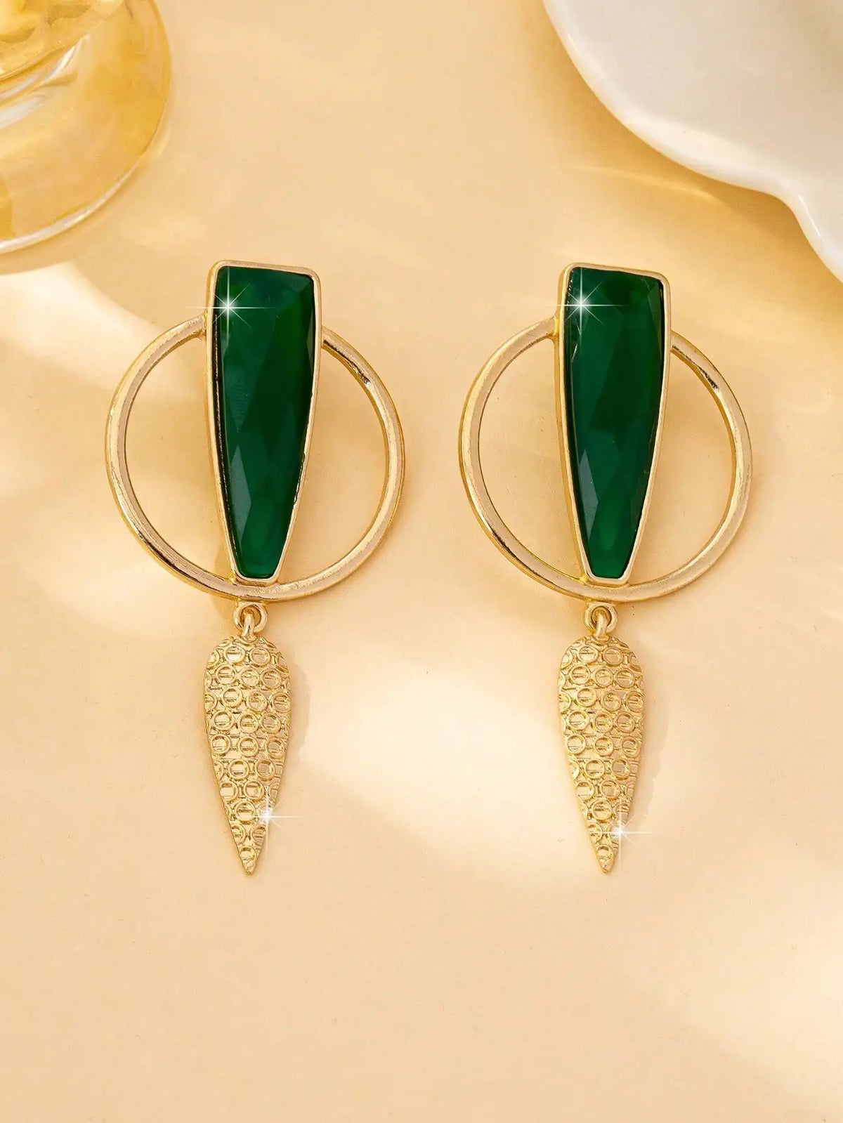 Brinco Maxi Dourado com Pedra Verde Geométrica