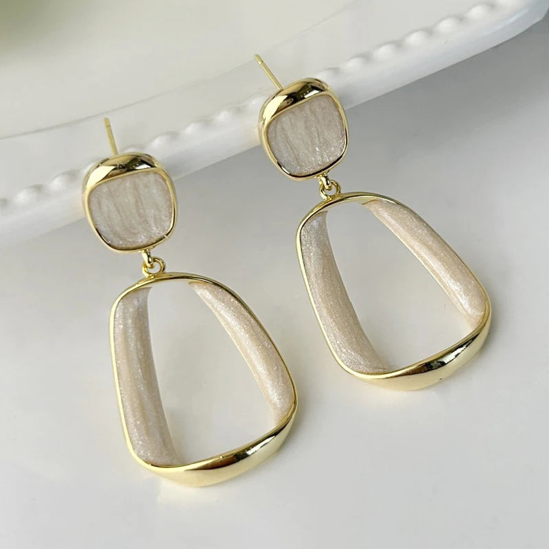 Brinco Geométrico Vazado Branco & Vinho | By Mireva