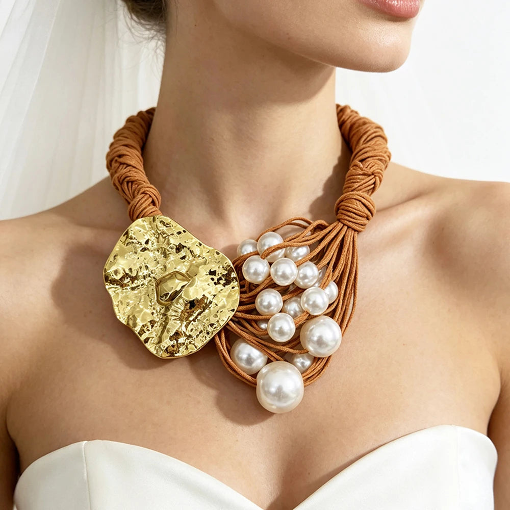 Colar Maxi Dourado com Pérolas e Detalhe Artesanal