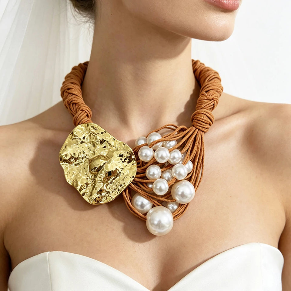 Colar Maxi Dourado com Pérolas e Detalhe Artesanal