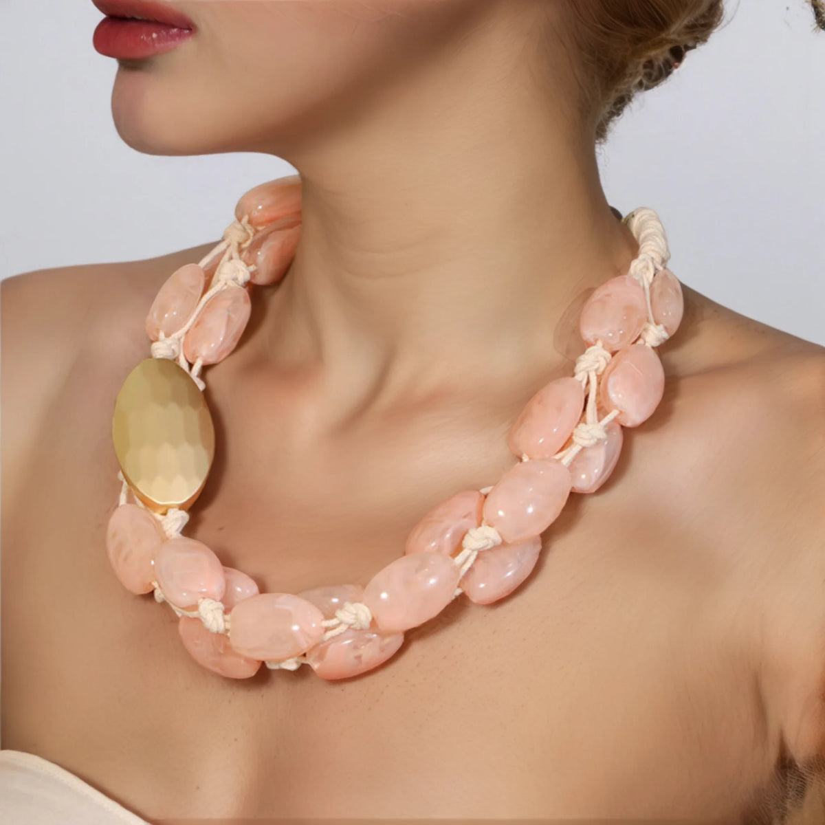 Colar Rosé Artesanal com Cordão e Detalhe Dourado