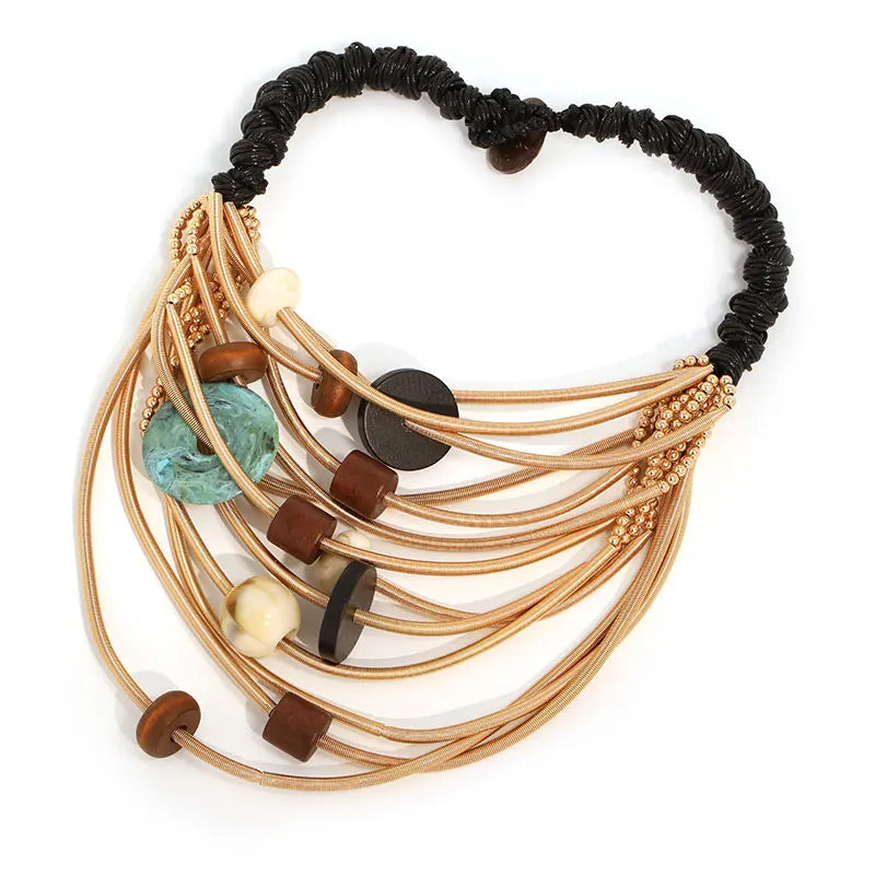 Colar com Correntes e Contas Exageradas