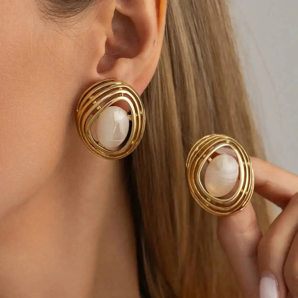 Brinco Stud Dourado com Pedra Verde e Design Orgânico