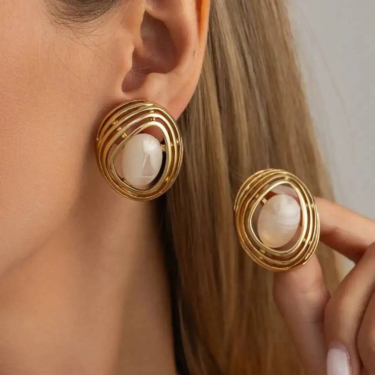 Brinco Stud Dourado com Pedra Verde e Design Orgânico