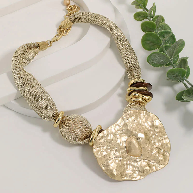 Colar Aurora Dourada – Design Retrô com Pingente Geométrico | By Mireva