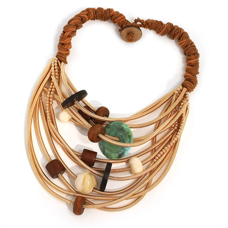 Colar com Correntes e Contas Exageradas