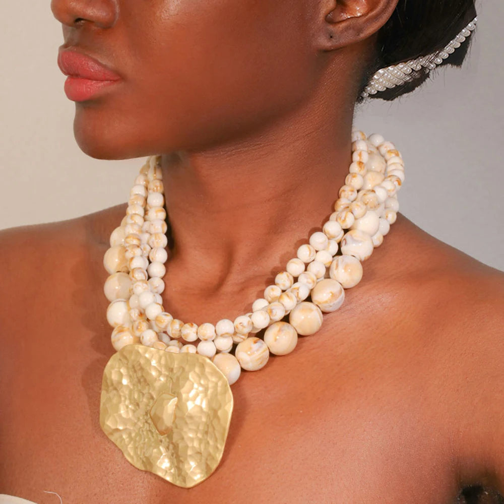 Colar Statement Pérolas Creme & Placa Dourada | By Mireva