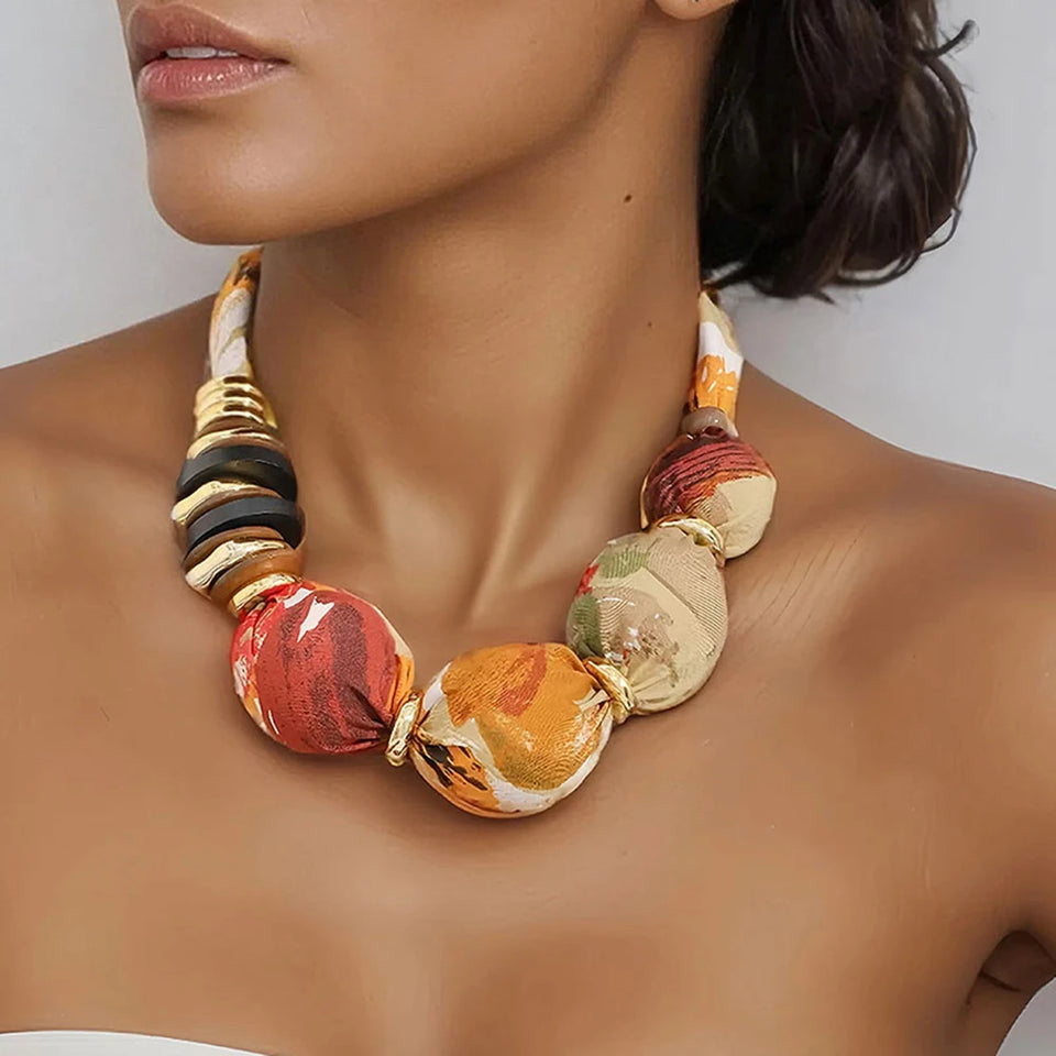 Colar Trançado Colorido Contas Estampadas Douradas | By Mireva